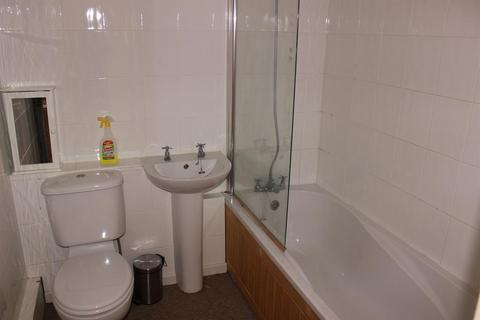 3 bedroom terraced house to rent, Clarence Street Darwen BB3 1HQ