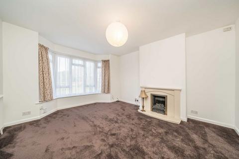 3 bedroom house to rent, Aragon Avenue, Thames Ditton KT7