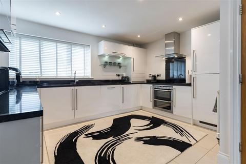 3 bedroom detached house for sale, Kings Wood Park, Epping