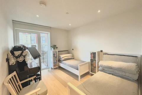 2 bedroom flat for sale, Parkside Apartments, London W12