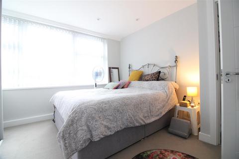 2 bedroom flat for sale, Bucklands Road, Teddington