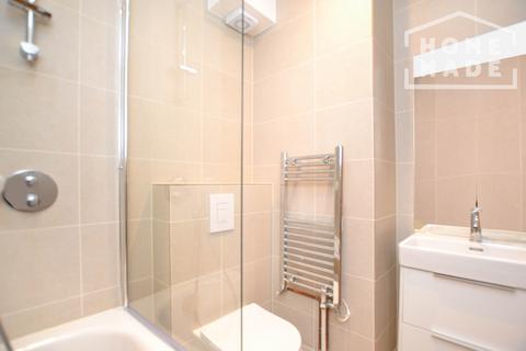 3 bedroom flat to rent, Palm Court, NW2