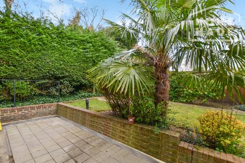 3 bedroom flat to rent, Palm Court, NW2