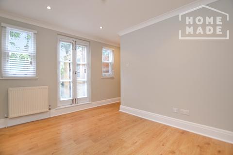 3 bedroom flat to rent, Palm Court, NW2