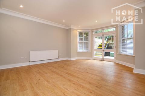 3 bedroom flat to rent, Palm Court, NW2