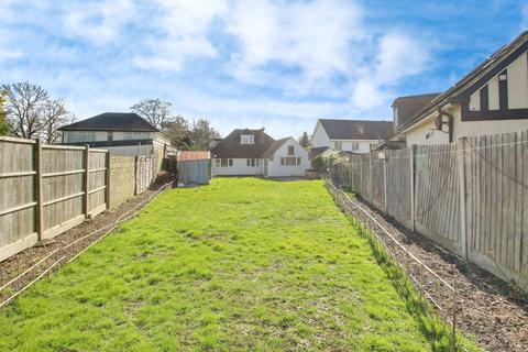 4 bedroom detached bungalow to rent, Richings Way, Iver SL0