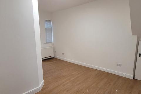 2 bedroom flat to rent, Hamlet Court Road, Westcliff-on-Sea SS0