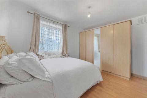 2 bedroom flat for sale, Avebury Court, Colville Estate, London