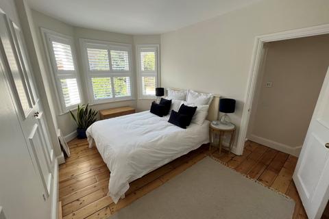 1 bedroom flat for sale, Lavender Gardens, Battersea, London