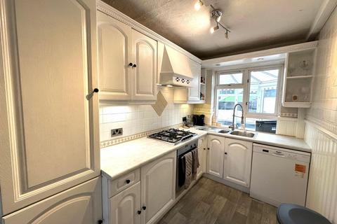 3 bedroom semi-detached house to rent, Whitethorn Road, Stourbridge