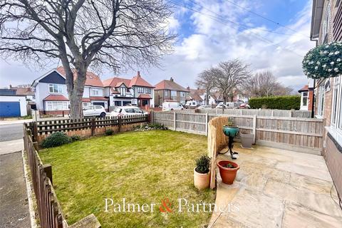 2 bedroom apartment for sale, Victoria Road, Clacton-on-Sea, Essex, CO15