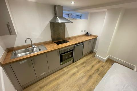 Studio to rent, 133 Lodge Lane, Beeston, Leeds, West Yorkshire, LS11