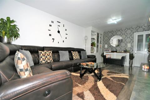 3 bedroom end of terrace house to rent, Torridge Road, Slough, Berkshire, SL3