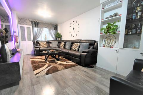 3 bedroom end of terrace house to rent, Torridge Road, Slough, Berkshire, SL3