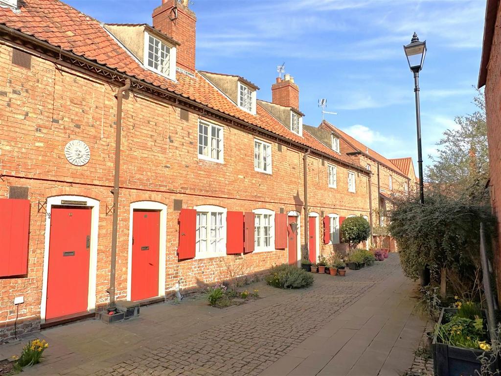 Front Aspect &amp; Street Setting 479