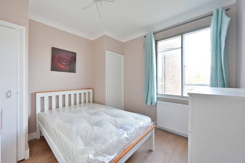 3 bedroom flat to rent, Upper Richmond Road, West Putney, London, SW15