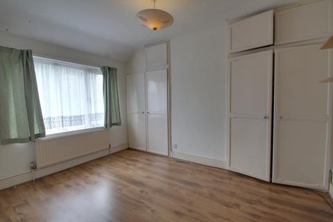 3 bedroom house to rent, Ash Grove, Hounslow TW5