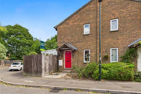 18 Gale Close, Hampton, TW12 3XP