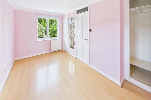 18 Gale Close, Hampton, TW12 3XP