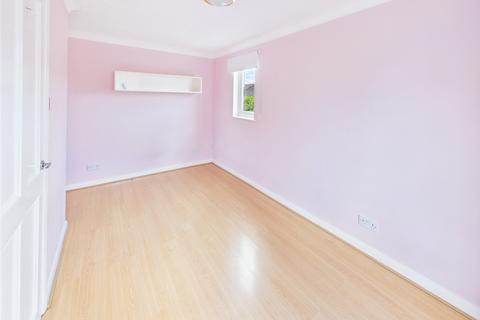 18 Gale Close, Hampton, TW12 3XP