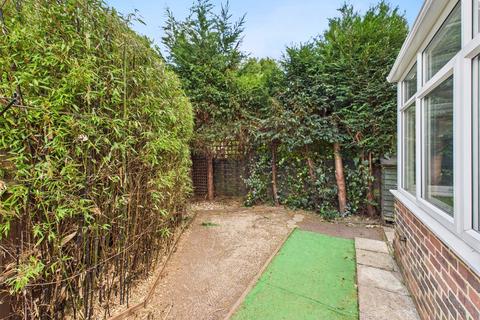 18 Gale Close, Hampton, TW12 3XP