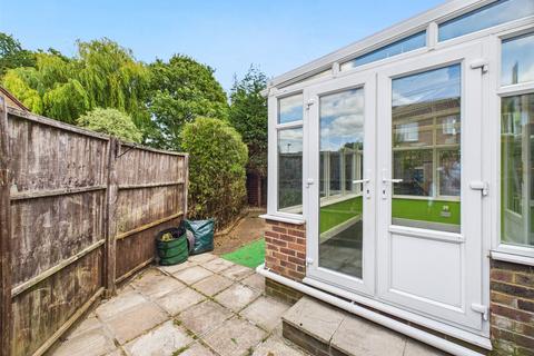 18 Gale Close, Hampton, TW12 3XP