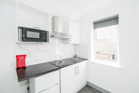 Studio to rent, Goldsmith Road, London