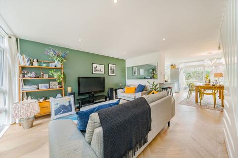 Castle Green, Weybridge KT13