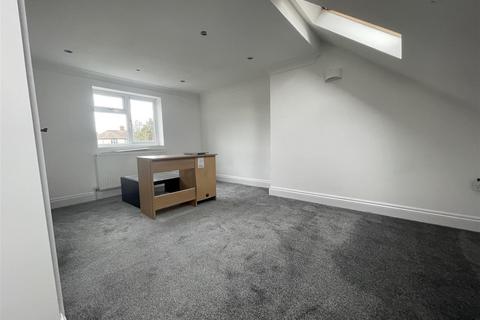 2 bedroom flat to rent, Radlett Road, Watford