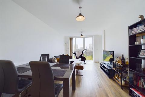 1 bedroom flat for sale, Palmitine House, York Road, London, SW11 3GT