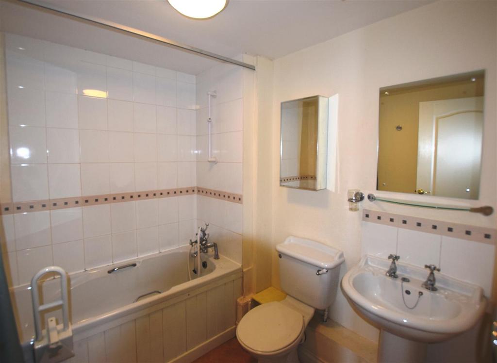 Riverside bathroom.jpg