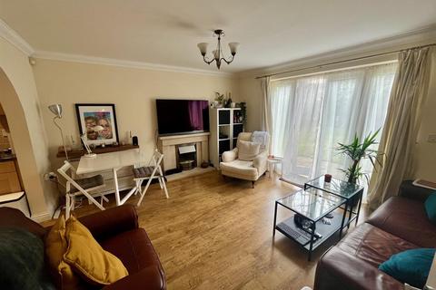 2 bedroom flat for sale, Reading Road, Yateley GU46