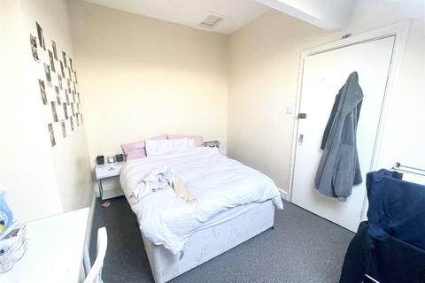 3 bedroom apartment to rent, Platt Lane, Manchester M14