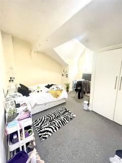 3 bedroom apartment to rent, Platt Lane, Manchester M14