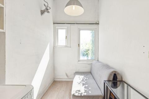 Studio to rent, Gwendwr Road, London W14