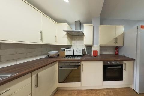 5 bedroom terraced house to rent, Furness Road, Manchester, M14