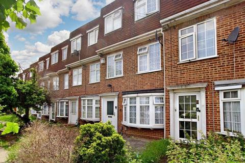 4 bedroom townhouse to rent, Lansbury Avenue, Romford RM6