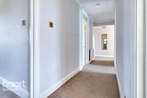 8 Robin Crescent, London, E6 5XA