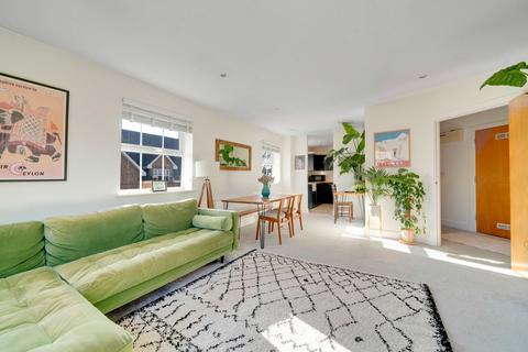 30 Hayes Grove, London, SE22 8DF