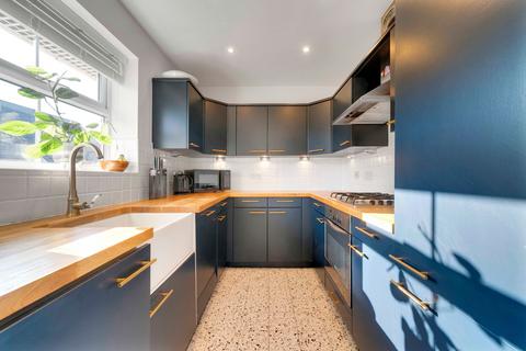 30 Hayes Grove, London, SE22 8DF