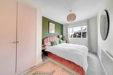 30 Hayes Grove, London, SE22 8DF
