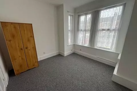 1 bedroom flat to rent - View 2