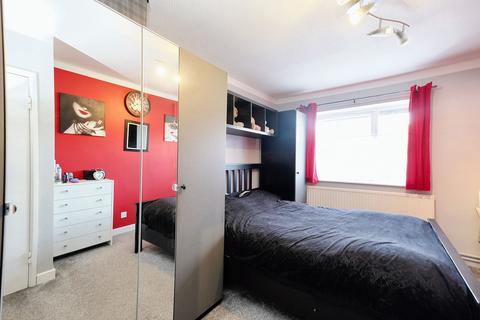 2 bedroom flat for sale, Canterbury Gardens, Squires Court, M5