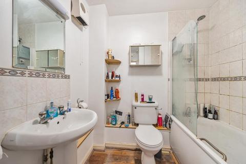 2 bedroom flat for sale, Woking,  Surrey,  GU21