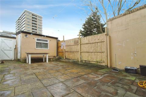 2 bedroom terraced house to rent, Handcroft Road, Croydon, CR0