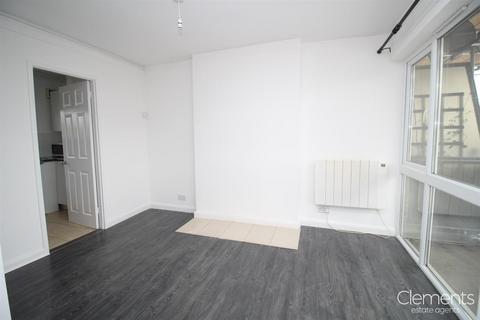 Studio to rent, Marlowes, Hemel Hempstead HP1