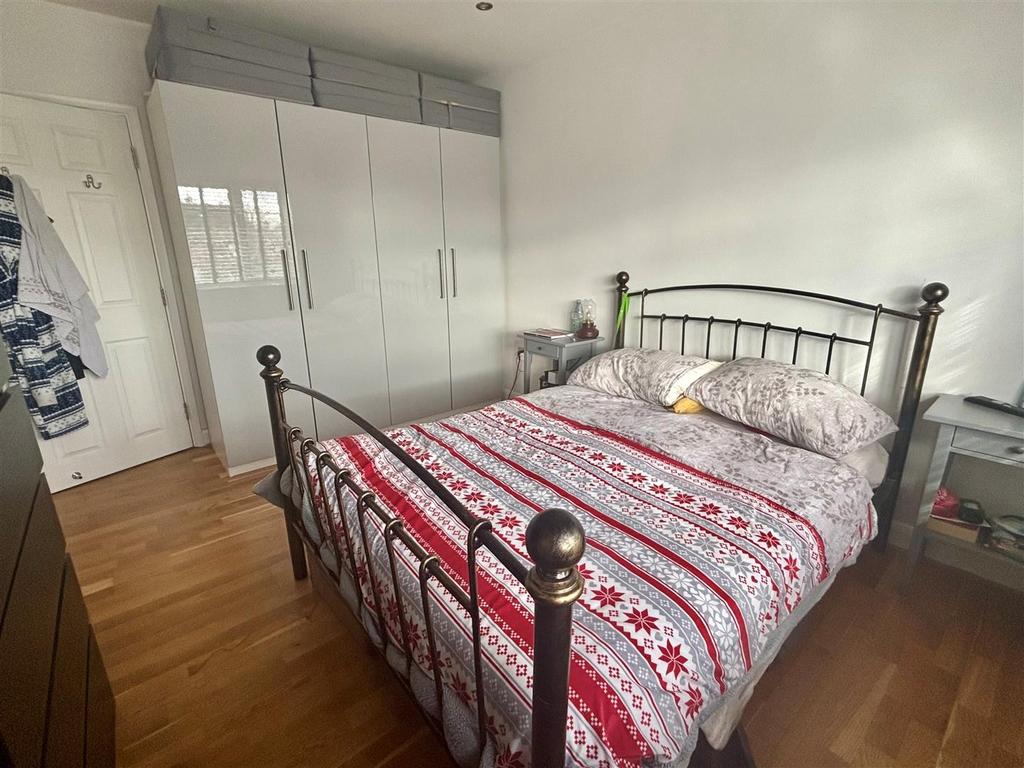 Bed 2.jpg