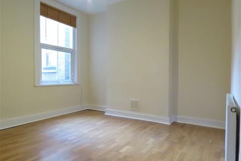 3 bedroom apartment to rent, Hillcourt Road, London SE22