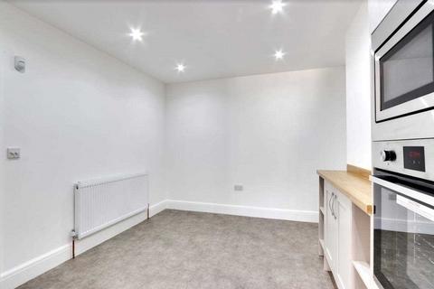 4 bedroom townhouse to rent, Hinton Road, Uxbridge