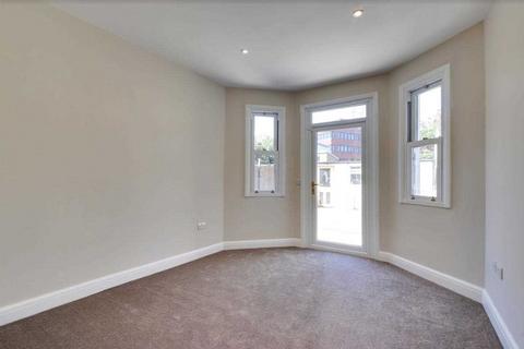 4 bedroom townhouse to rent, Hinton Road, Uxbridge